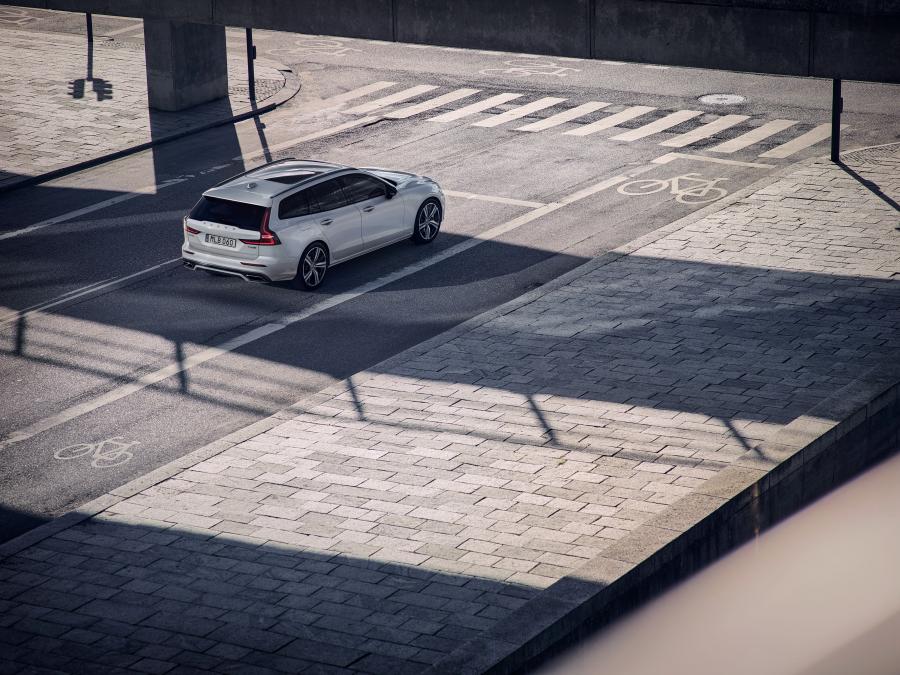  Volvo V60 T6 R-Design 2018 года  (WW) (фото 15 из 17)
